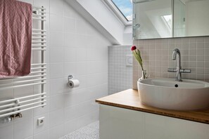 Shower, towels - Apartment "Ferienwohnung RosenRot am See" with a View of the Vineyard (Konstanz)