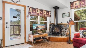 Smart-tv, een open haard en boeken