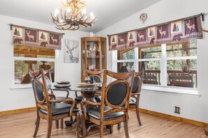 Dining - Mountain Gem Cabin ★ Hot Tub ★ Leavenworth (Leavenworth)