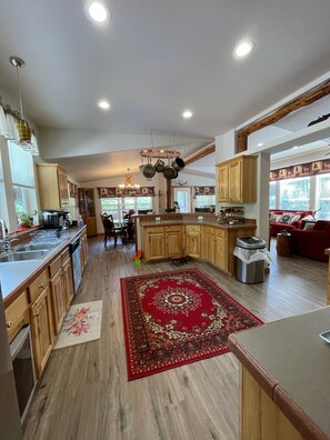 Fridge, microwave, oven, stovetop - Mountain Gem Cabin ★ Hot Tub ★ Leavenworth (Leavenworth)