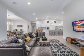 Télévision, table de tennis de table, chaîne hi-fi