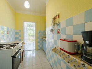 Frigorífico, microondas, utensilios de cocina y mesa de comedor