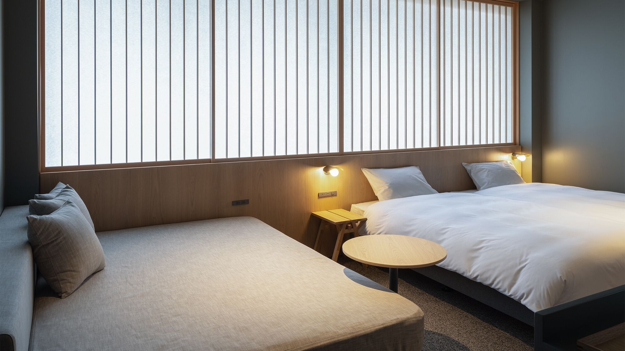 Een bureau, gratis wifi, beddengoed