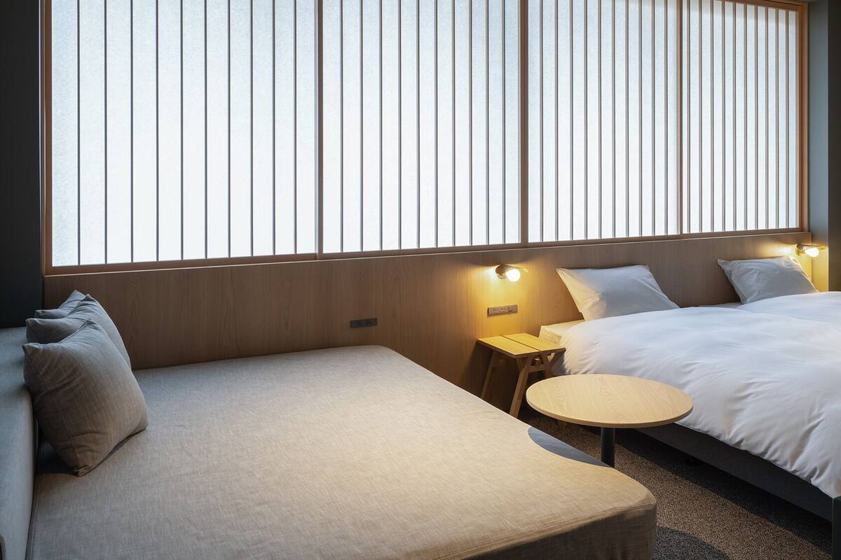 Een bureau, gratis wifi, beddengoed