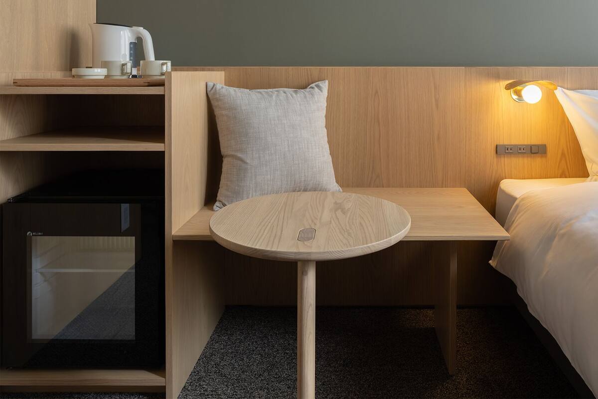 Een bureau, gratis wifi, beddengoed