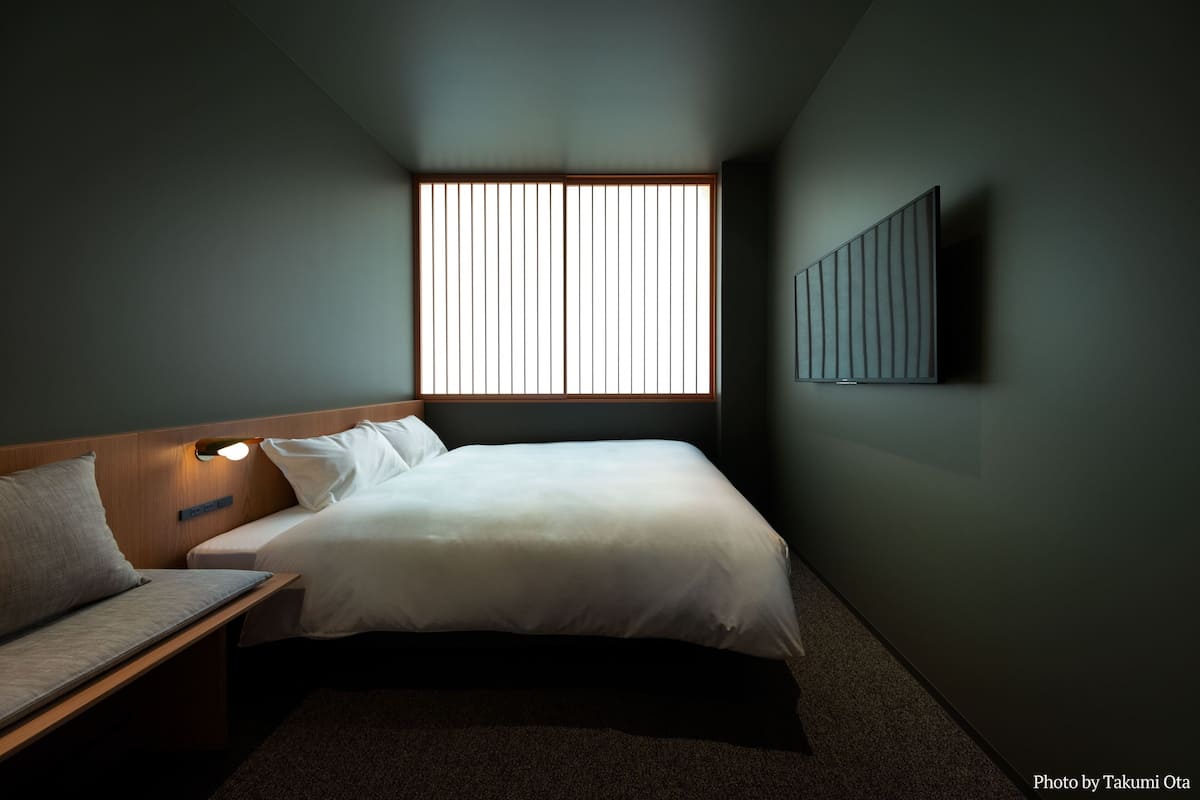 Standard Queen | Desk, free WiFi, bed sheets