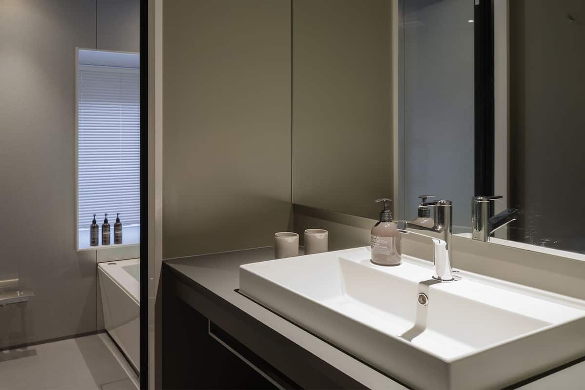 Baño | Tina y regadera independientes y amenidades de baño gratuitas