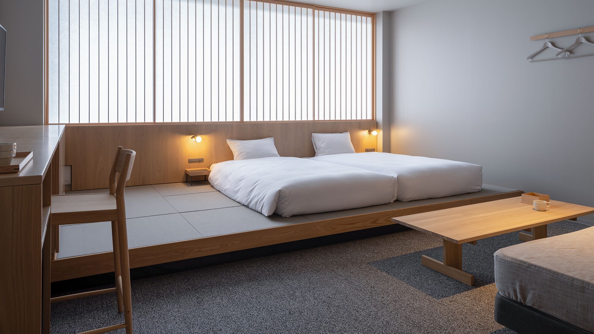 Een bureau, gratis wifi, beddengoed