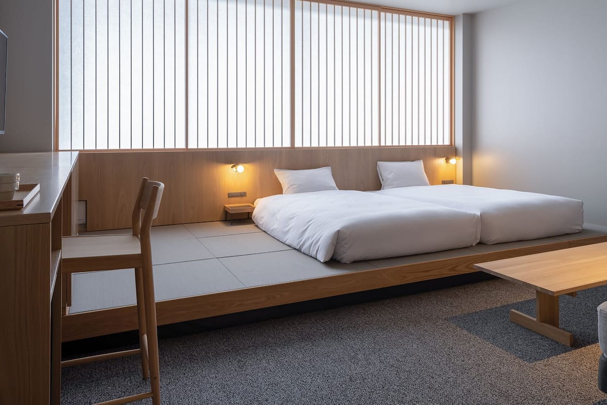 Een bureau, gratis wifi, beddengoed