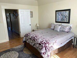 6 bedrooms, iron/ironing board, travel cot, free WiFi - Old World charm at the beach! (Crescent City)