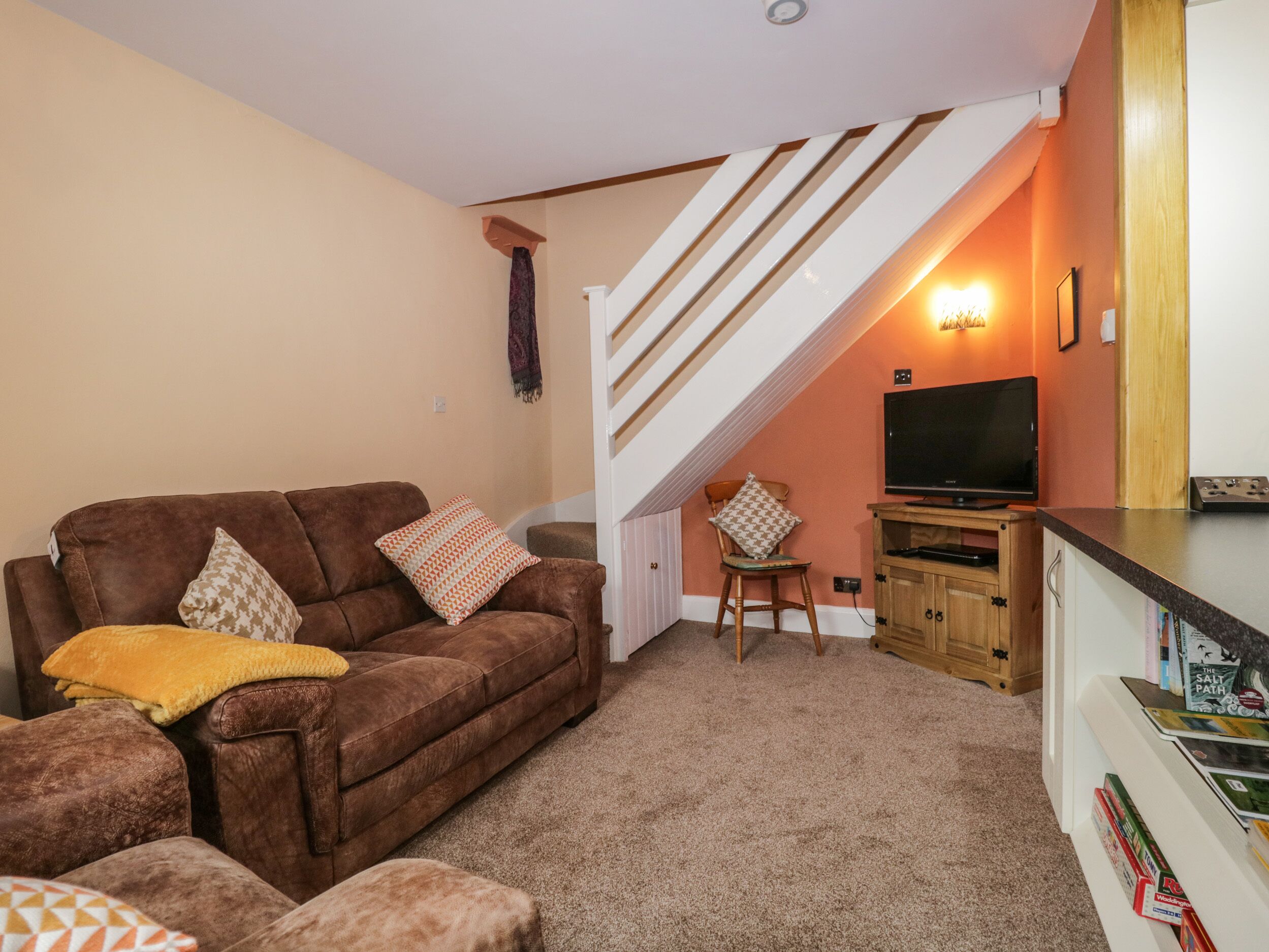 MOUNT PLEASANT COTTAGE, character holiday cottage in Lindale