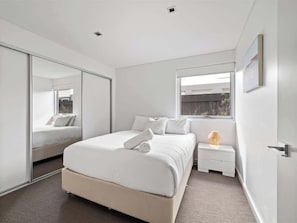 4 habitaciones, tabla de planchar con plancha, wifi y ropa de cama