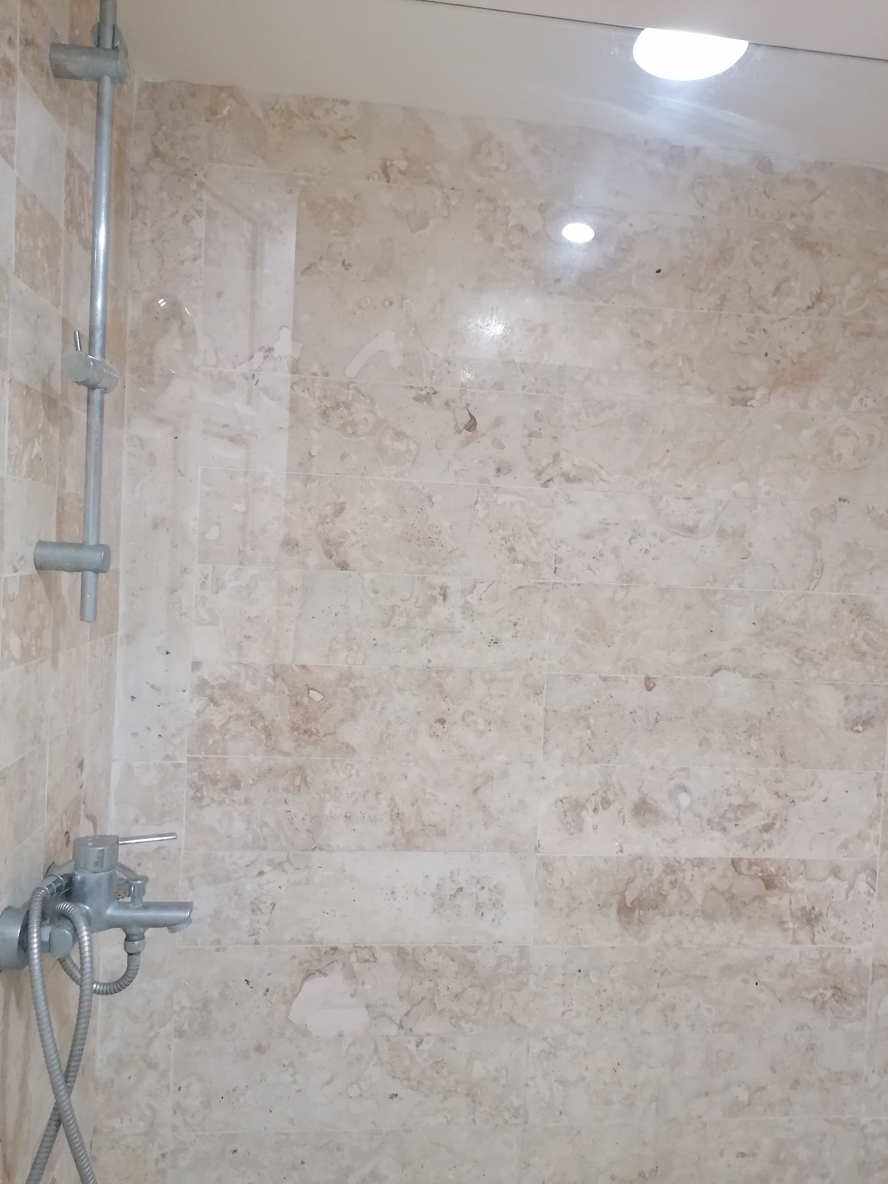 Combined shower/tub, towels
