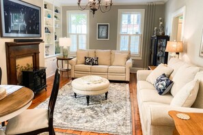 Smart TV, fireplace - Stay at Lux Red Door Gem with 3 Parking Spots (Annapolis)