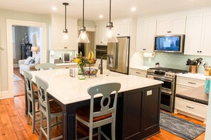 Fridge, microwave, oven, stovetop - Stay at Lux Red Door Gem with 3 Parking Spots (Annapolis)