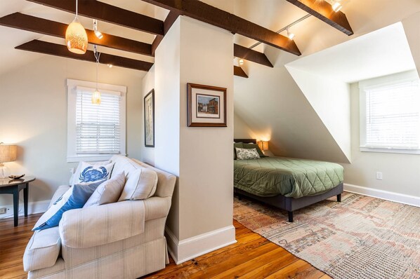 4 bedrooms, desk, iron/ironing board, free WiFi