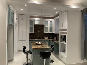 Luxury House, 3 Bedrooms, Non Smoking, Courtyard View | Dapur peribadi