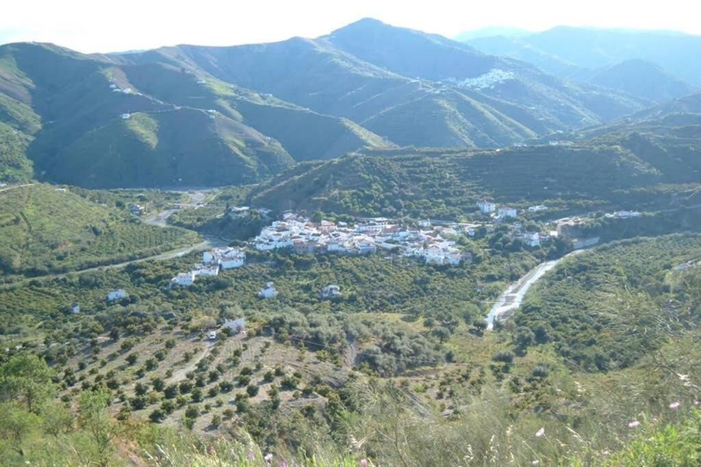 Casa Maruja en Cútar con jacuzzi y Wifi fibra 300 Mb