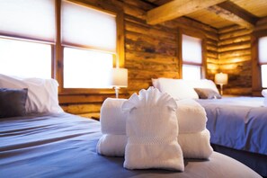 5 bedrooms, desk, iron/ironing board, free WiFi - Stunning large Cabin with AC, Pool table, fenced yard (Flagstaff)