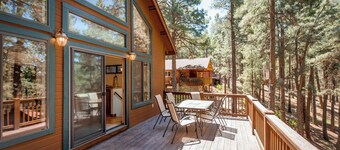 Stunning large Cabin with AC, Pool table, fenced yard