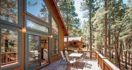Stunning large Cabin with Hot tub, AC, Pool table, fenced yard