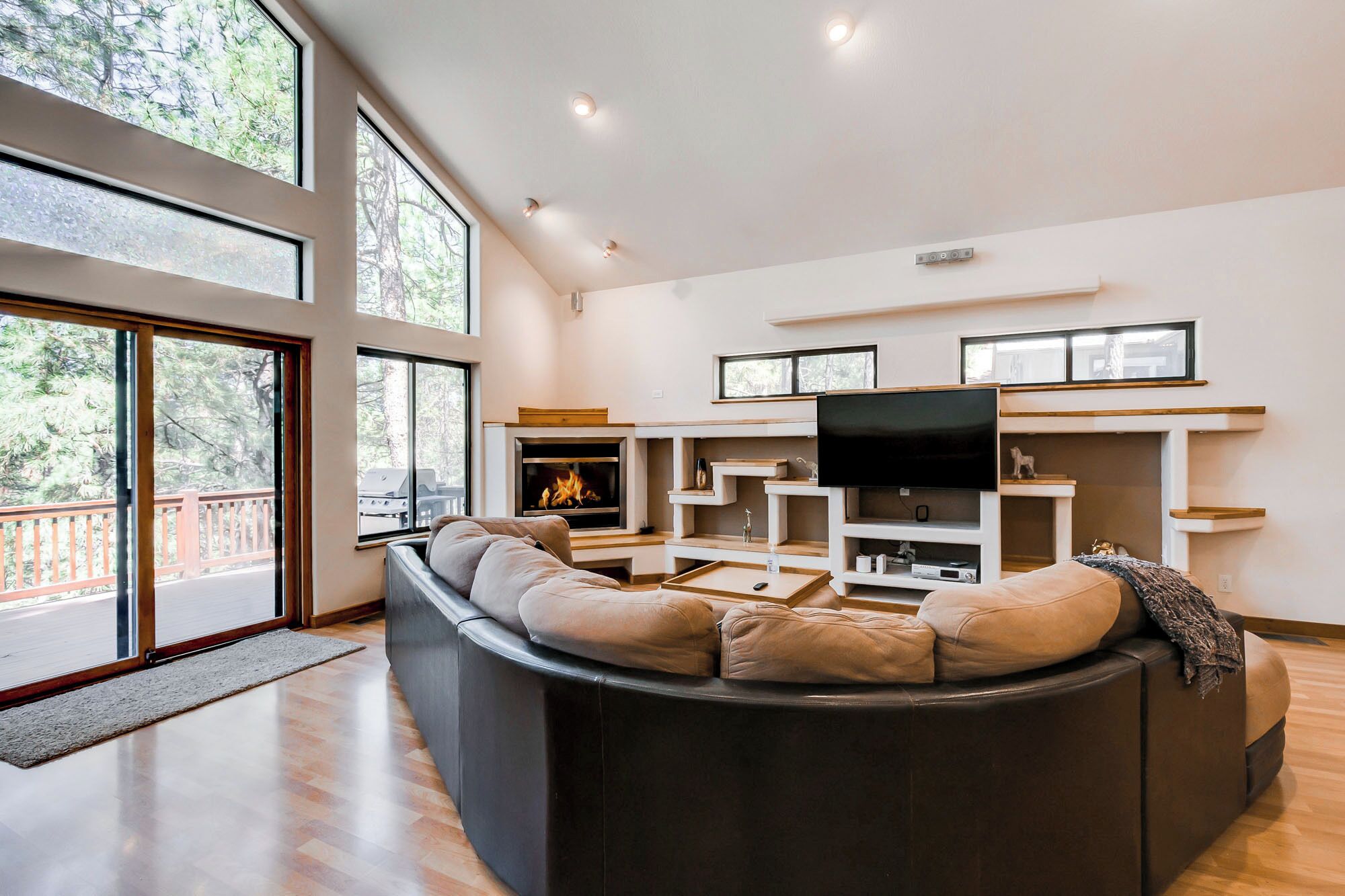 Smart TV, tenis de mesa, libros y oficina 