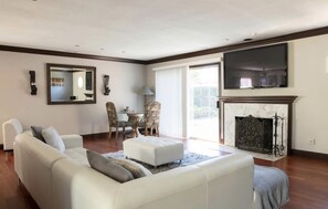 スマートテレビ、暖炉、卓球台