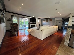 Interior - PARADISE BUNGALOW IN HUNTINGTON BEACH (Huntington Beach)