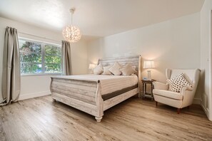 4 bedrooms, desk, iron/ironing board, free WiFi