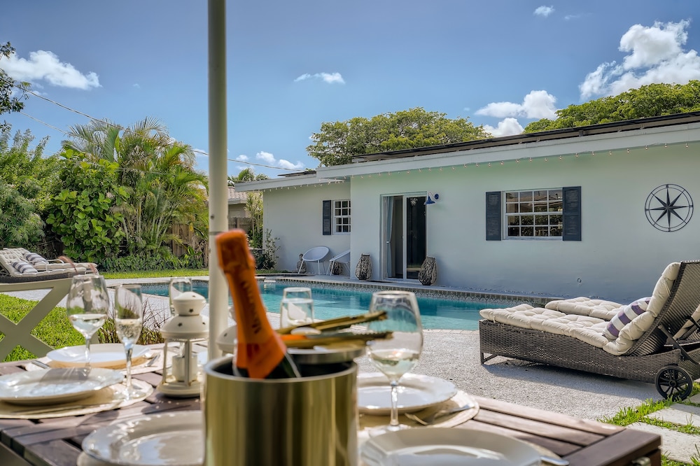 Lighthouse Point Beach Home: 10 min to beach 🏖️, sleeps 10, pool 🏊♀️, golf, pickle🎾