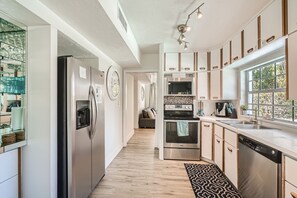 冷蔵庫、電子レンジ、オーブン、コンロ