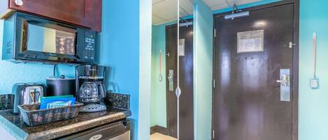 Una kitchenette con microondas, cafetera, tostadora y una cesta de café Maxwell House.