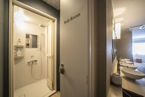 Dormitório compartilhado, em dormitório misto, para não fumantes | Banheiro | Chuveiro, secador de cabelo, vasos sanitários com bidê eletrônico 