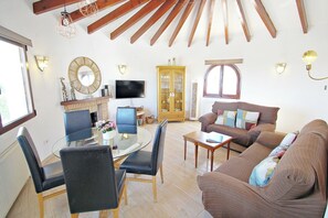 TV, DVD player, stereo - Aaron - holiday home with stunning views and private pool in Calpe (Calpe)