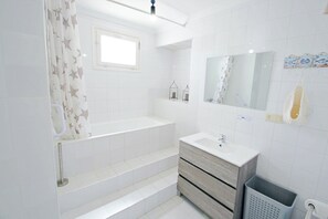Bathtub, free toiletries, hair dryer, towels - Aaron - holiday home with stunning views and private pool in Calpe (Calpe)