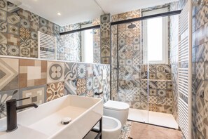 Bruser, hårtørrer, håndklæder