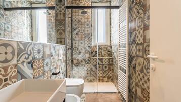 Shower, hair dryer, towels