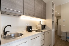 Micro-ondes, four, plaque de cuisson, lave-vaisselle