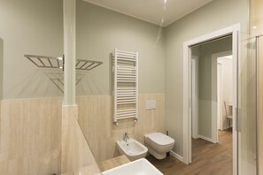 Dusche, Haartrockner, Bidet, Handtücher