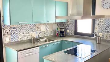 Een koelkast, een magnetron, een oven, een kookplaat