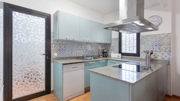 Een koelkast, een magnetron, een oven, een kookplaat