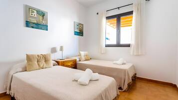 3 slaapkamers, een strijkplank/strijkijzer, gratis wifi, beddengoed