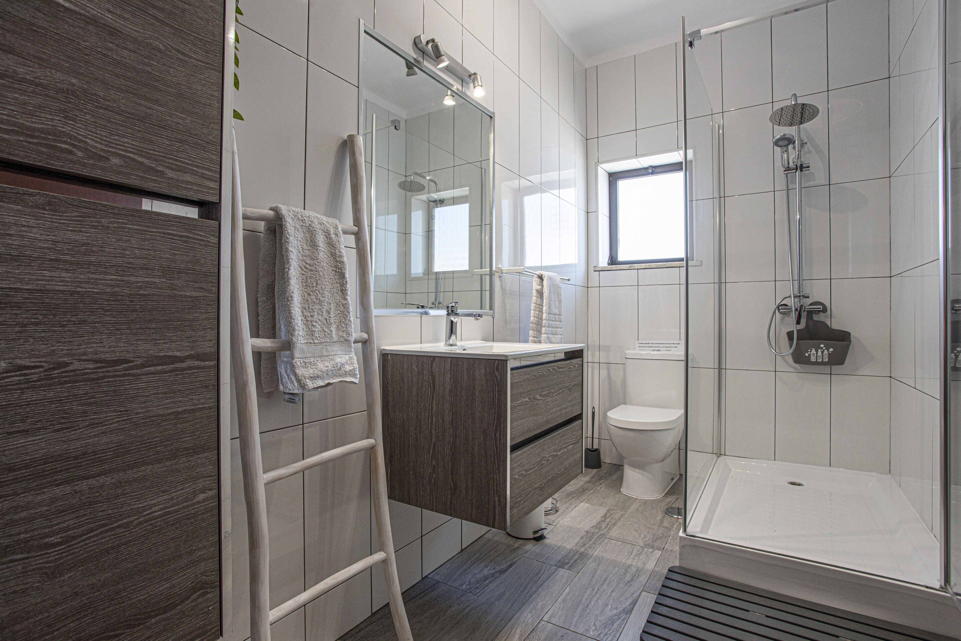 Bathtub, towels