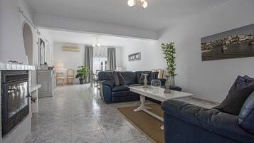 Televisión y chimenea