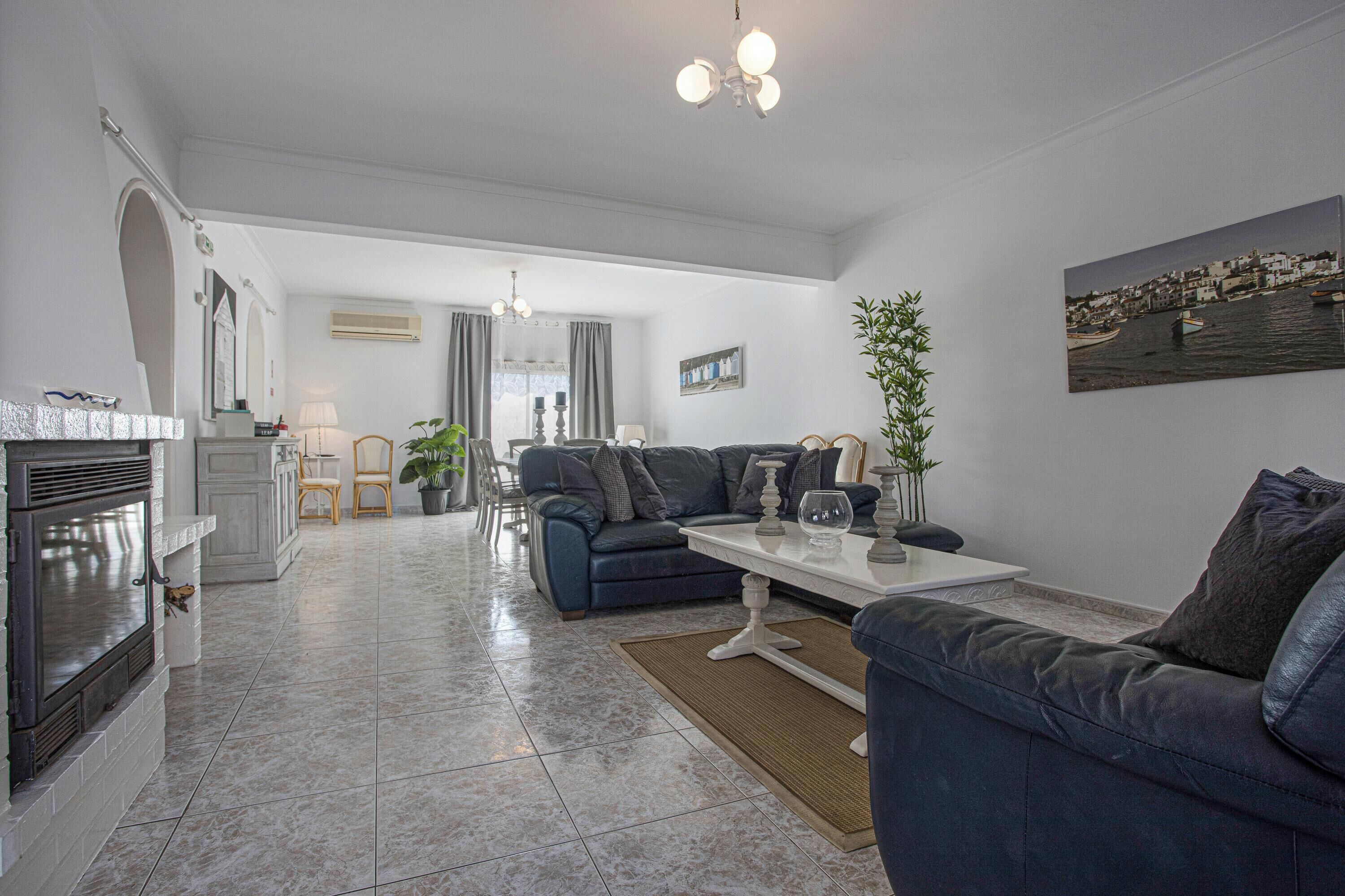 Een televisie en een open haard