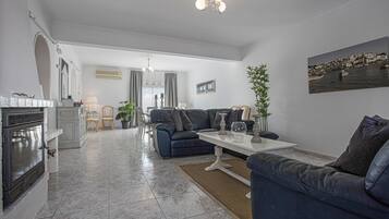 Een televisie en een open haard