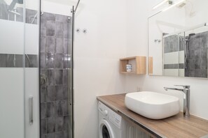 Een douche, handdoeken