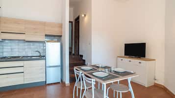 Refrigerador, horno, parrilla de estufa y utensilios de cocina