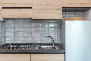 Fridge, oven, stovetop, cookware/dishes/utensils