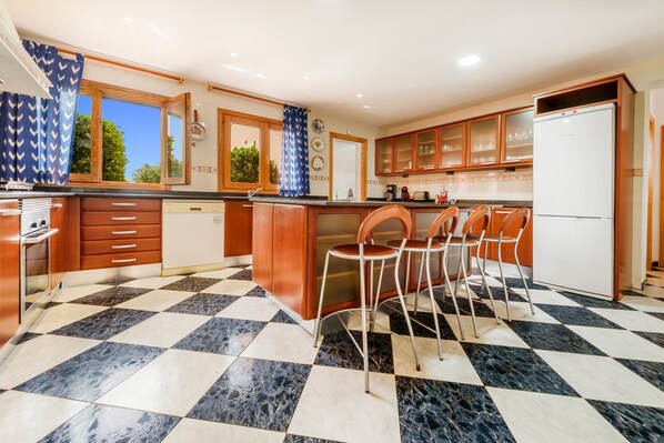 Fridge, microwave, oven, stovetop - Finca "Casa Campillos" near Golf Course with Pool, Wi-Fi, A/C, Terrace & Garden; Pet Friendly (Llucmajor)